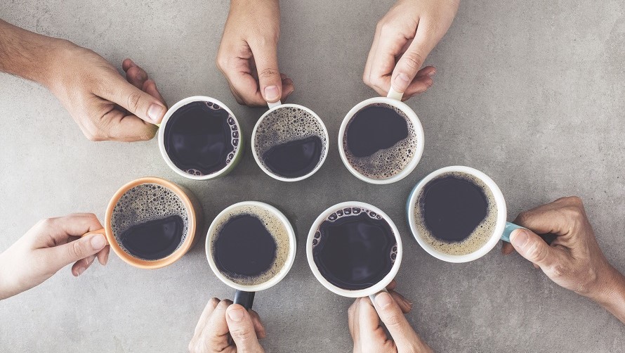 Hände mit Kaffeetassen Sieben Haende halten jeweils eine Tasse schwarzen Kaffee